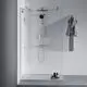 Duschsystem von Ideal Standard mit Wall-Mount-Duschkopf, Handbrause und Wandhalterung, an klarer Duschkabine befestigt. Handtuch und Pflegeprodukte auf Ablage.